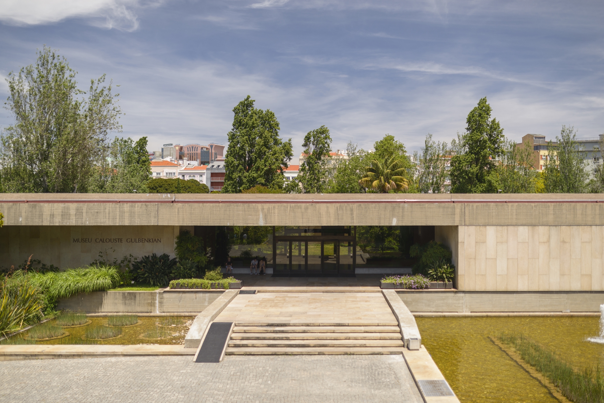 Museu_Calouste_Gulbenkian_(Main_Entrance).jpg